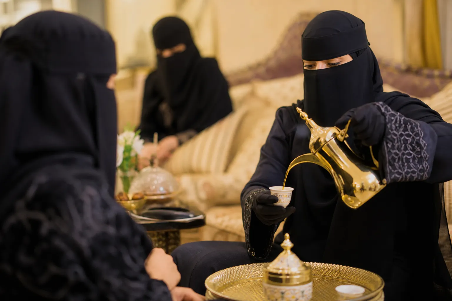 قهوجيات ومباشرات المدينة المنورة: دليل الضيافة النسائية والحجز المنظم